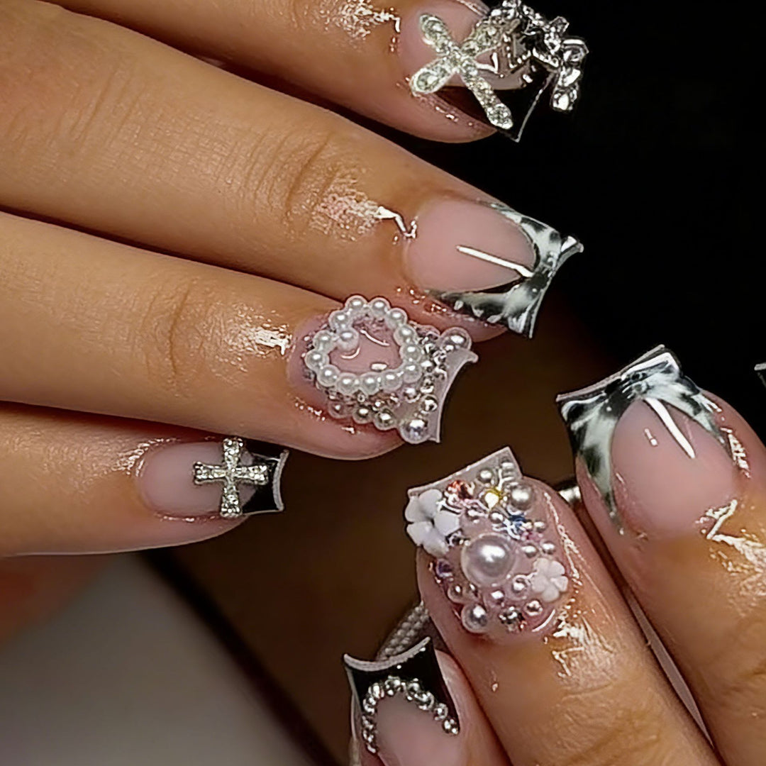 Elegante Kunstnagelspitzen mit Goldakzenten Karnz