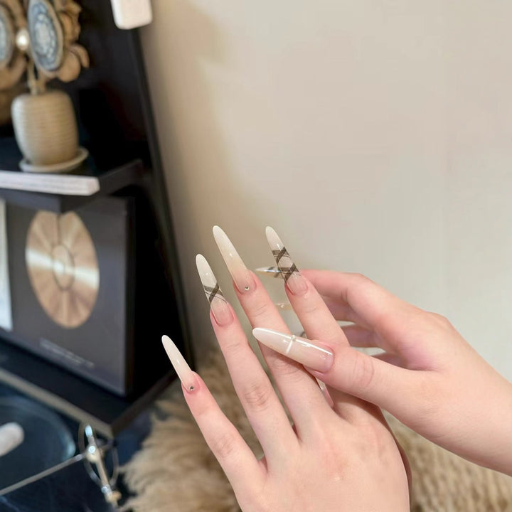 Elegante Stiletto-Nagelverstärkungen mit künstlerischen Akzenten