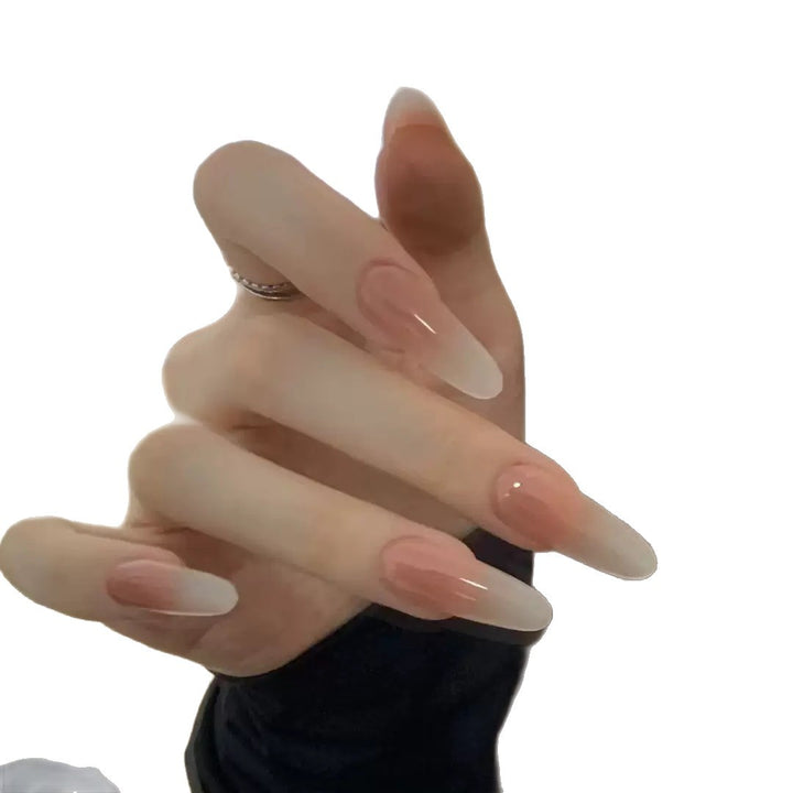 Kunstnägel mit Elegantem Ombre-Design Karnz