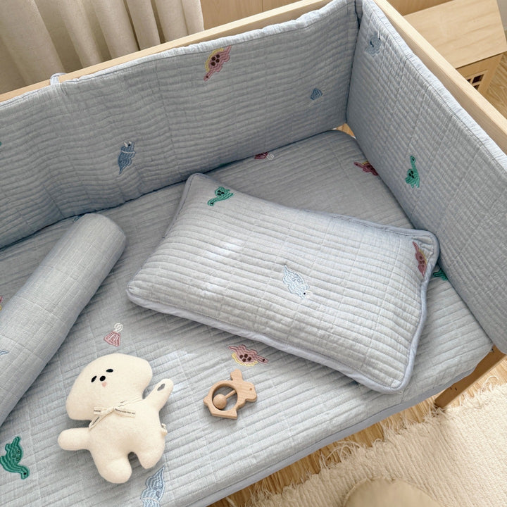 Gepolstertes Kinderbett-Polster und Matratzenauflage-Set mit bestickten Meereslebewesen