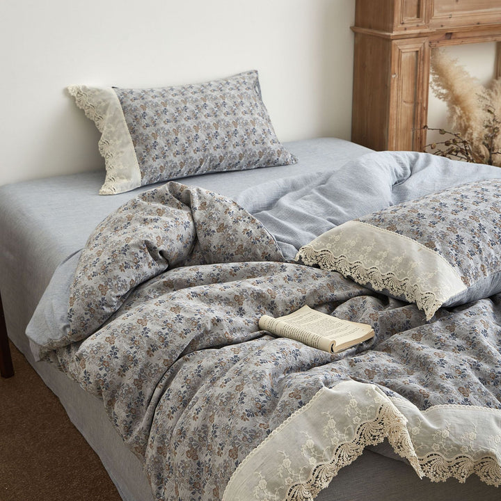 Bettbezug-Garnitur im Vintage‑Floral‑Design aus Baumwoll‑Leinen mit Spitzenbesatz