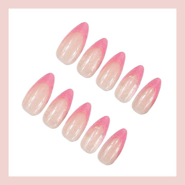 Kunstnagelset mit eleganten spitzen Formen und glänzenden Akzenten Karnz