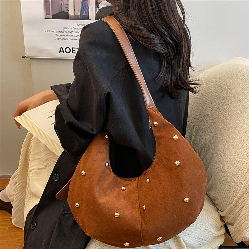 Texturiertes Wildleder Hobo Bag mit dekorativen Nieten Karnz