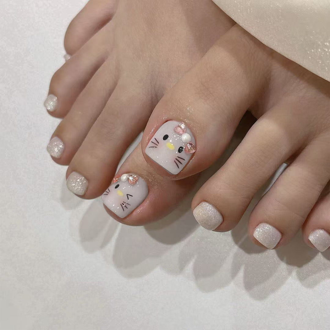 Kunstvolle Fußnagelgestaltung mit niedlichem Katze-Motiv Karnz