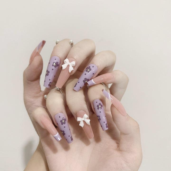 Kunstvolle Nagelverlängerungen im floralen Design Karnz