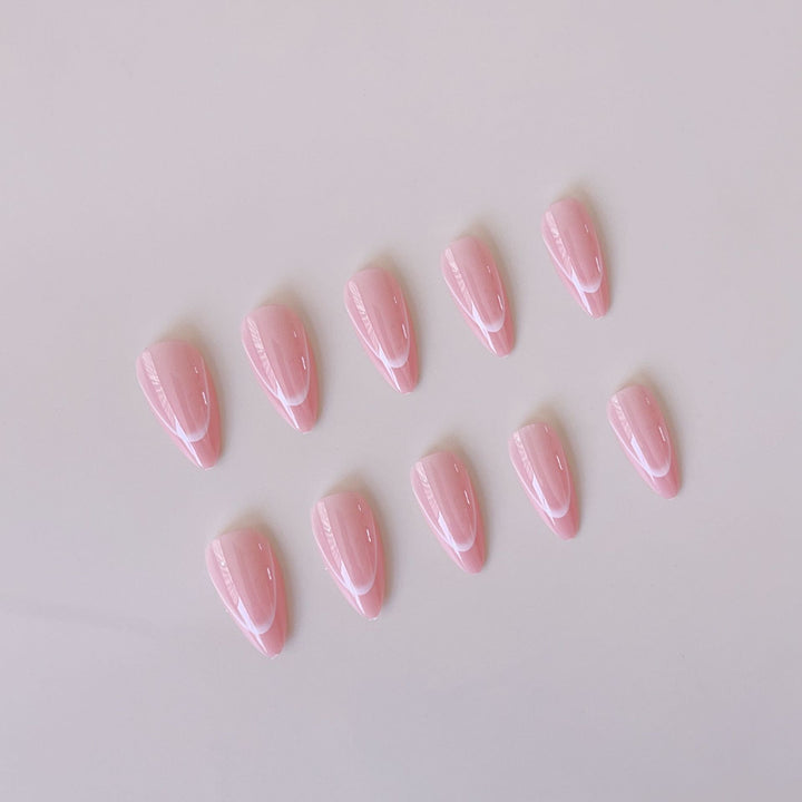 Luxuriöses Kunstnagelset mit elegantem French Design Karnz