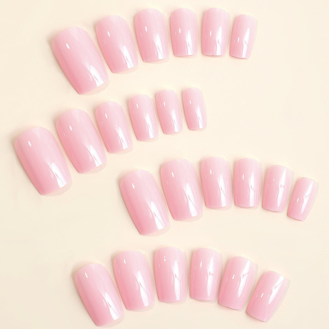 Kunstnagelset mit hochglänzendem Finish und eleganter Form Karnz
