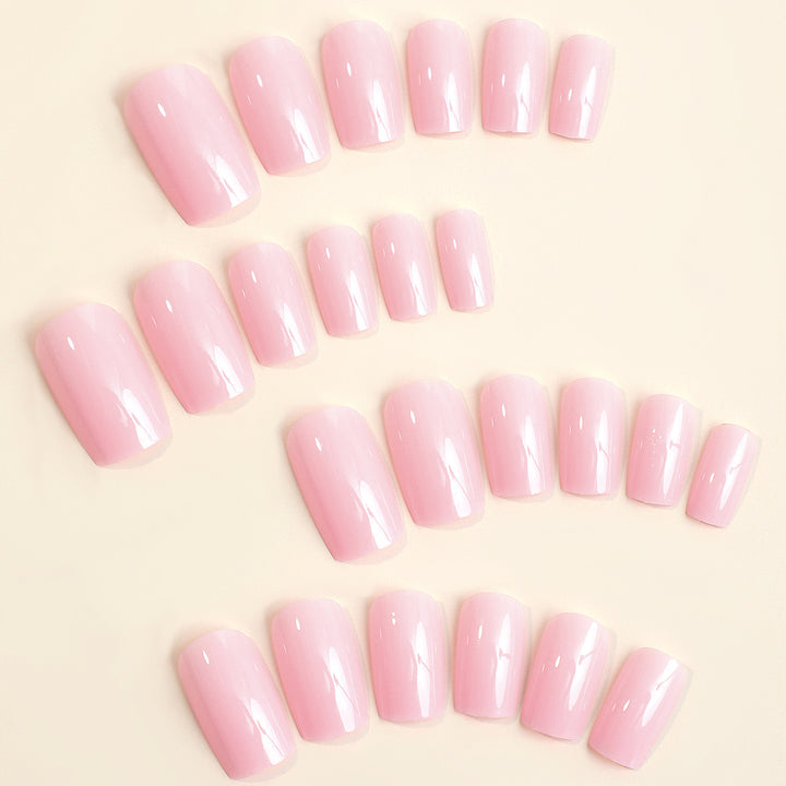 Kunstnagelset mit hochglänzendem Finish und eleganter Form Karnz