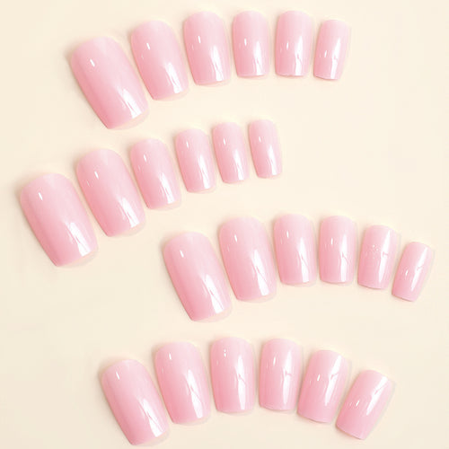 Kunstnagelset mit hochglänzendem Finish und eleganter Form Karnz