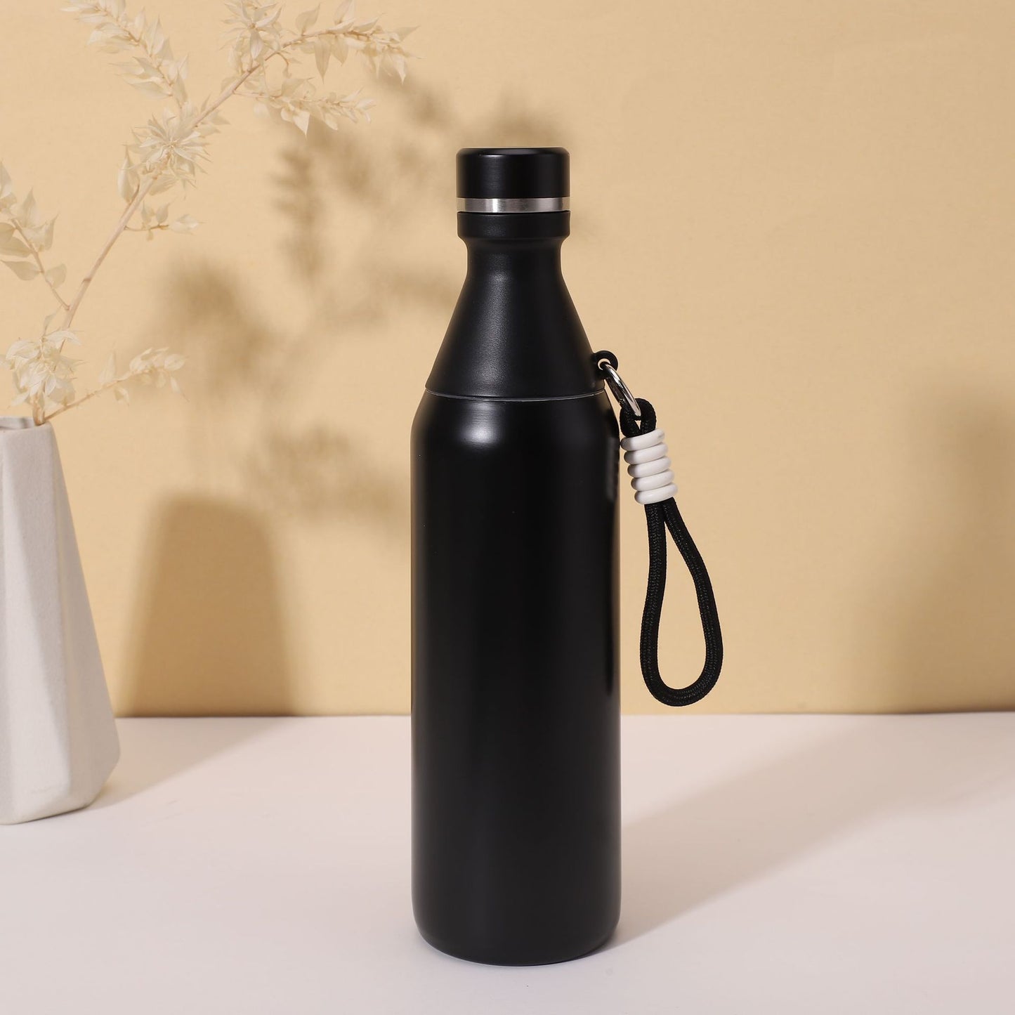 Damen isolierte Wasserflasche mit praktischem Trageband Karnz
