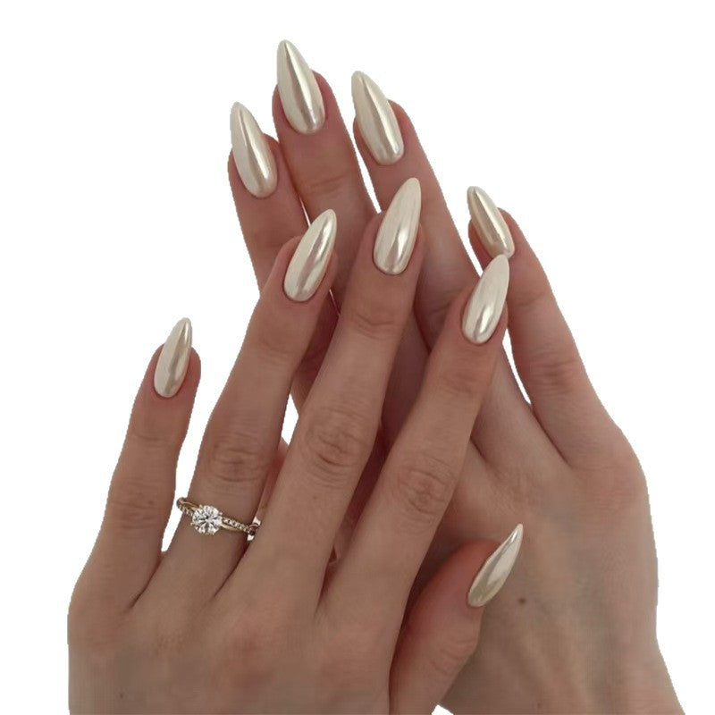 Elegante Kunstnägel Im Schimmernden Metallic-Look Karnz
