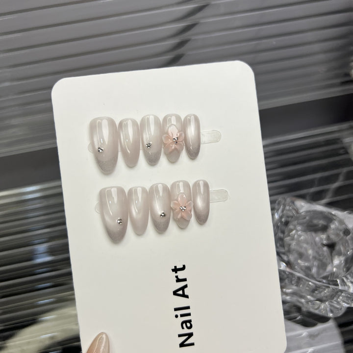 Elegantes Press-On-Nail-Art-Set mit floralen Akzenten