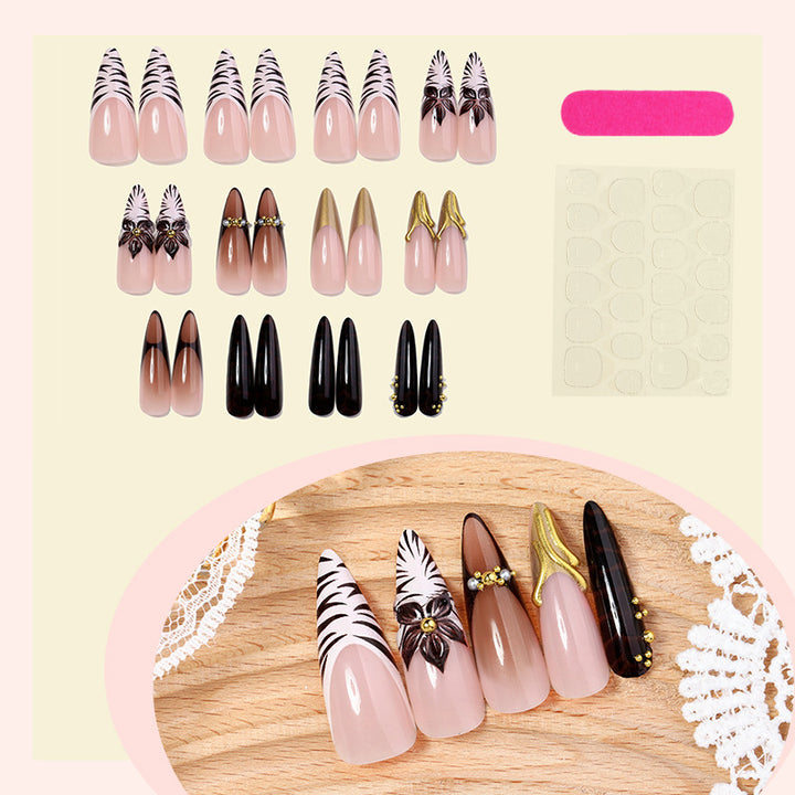 Kunstnagelset mit eleganten floralem Design und spektakulären Glitzerakzenten Karnz
