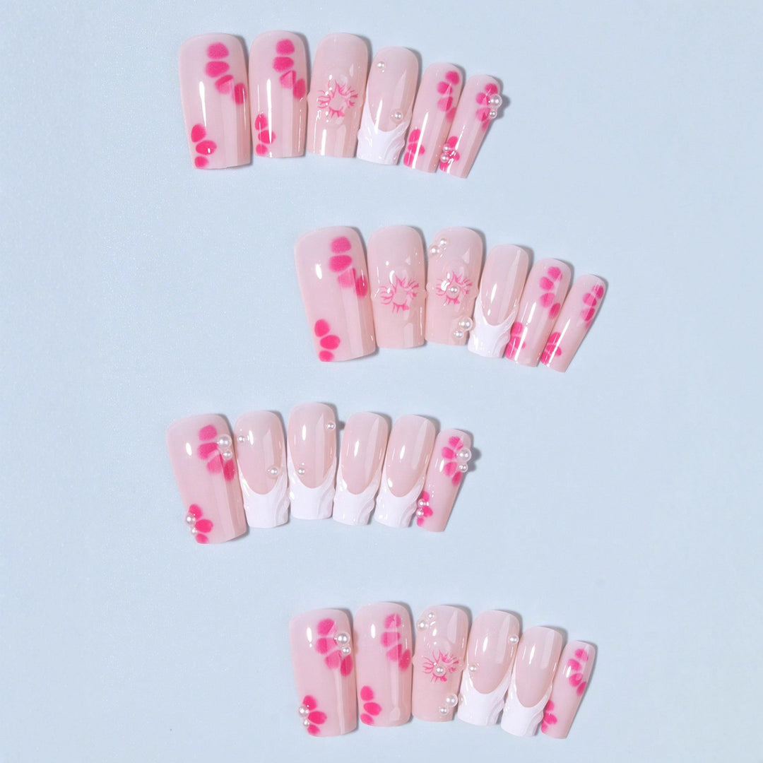Kunstnagelset mit floralen 3D-Verzierungen und Perl-Akzenten Karnz