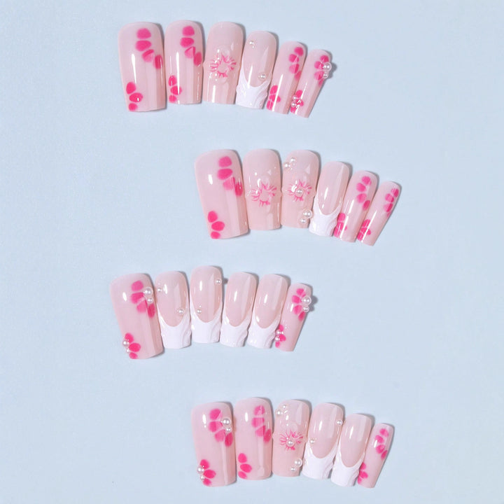 Kunstnagelset mit floralen 3D-Verzierungen und Perl-Akzenten Karnz