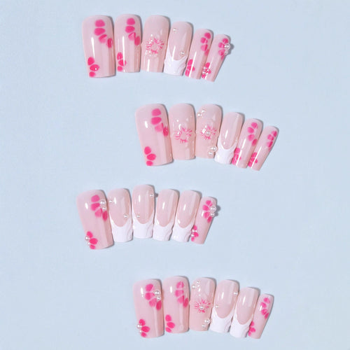 Kunstnagelset mit floralen 3D-Verzierungen und Perl-Akzenten Karnz