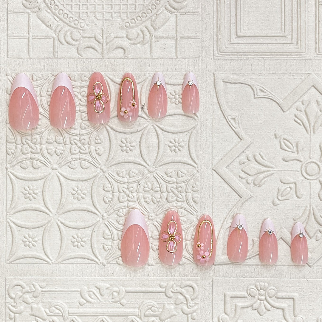 Elegantes Press-On Nagelkunst-Set mit floralen Akzenten Karnz