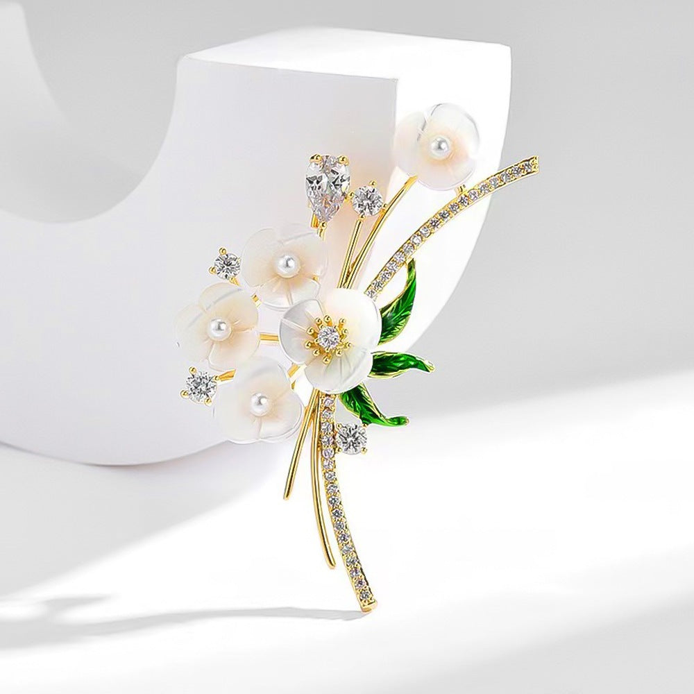Exquisite Blumenbrosche Karnz