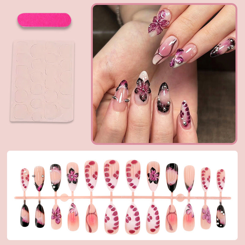 Kunstnagelset mit eleganten floralem Design und glänzenden Akzenten Karnz