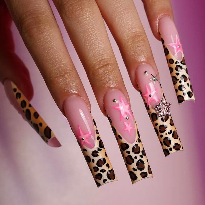 Kunstnagelset mit luxuriösem Leopardenmuster und eleganten Akzenten Karnz