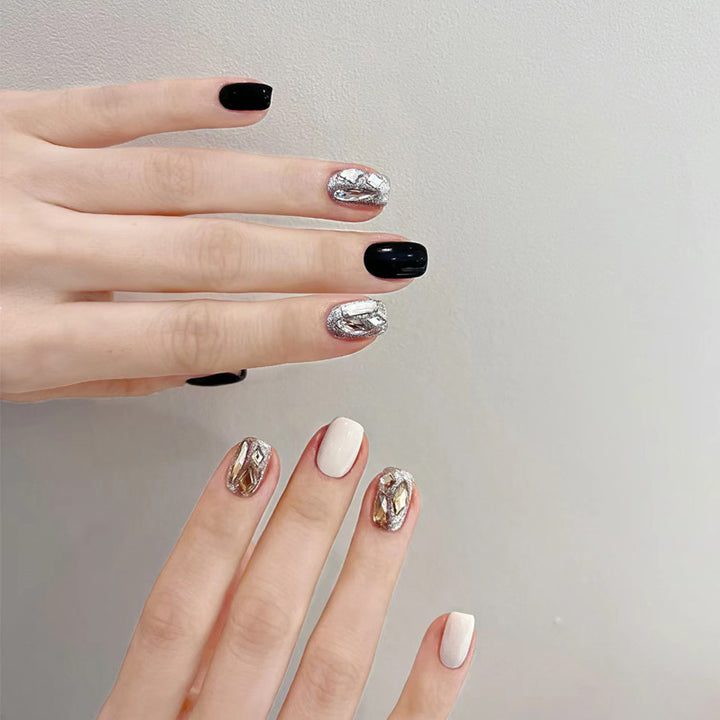Künstlerisches Press-On-Nagelset mit metallischen Akzenten Karnz