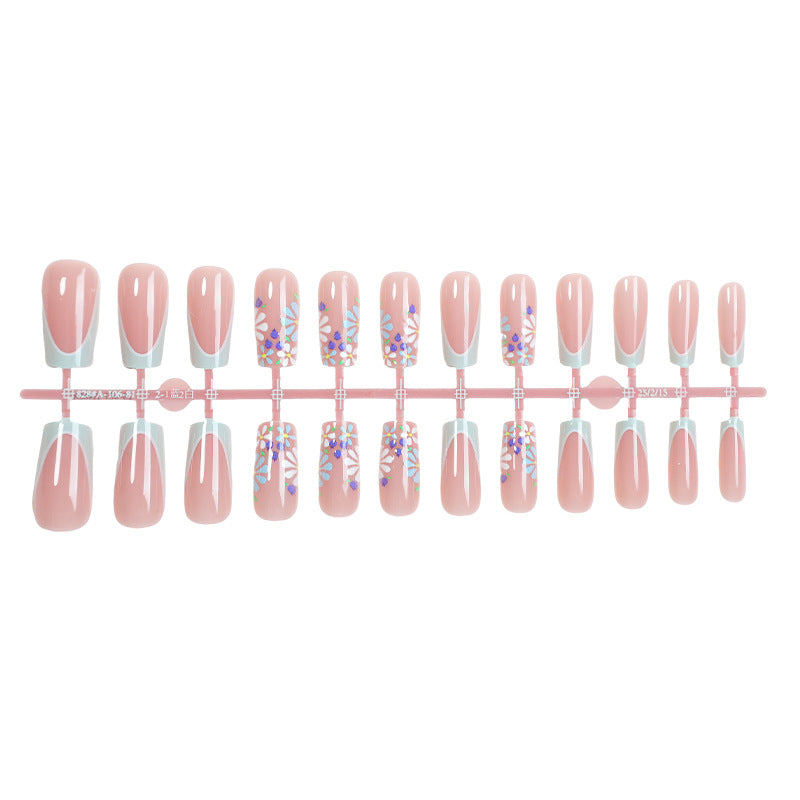 Dekoratives Press-On Nagelset mit floralen und glänzenden Akzenten Karnz