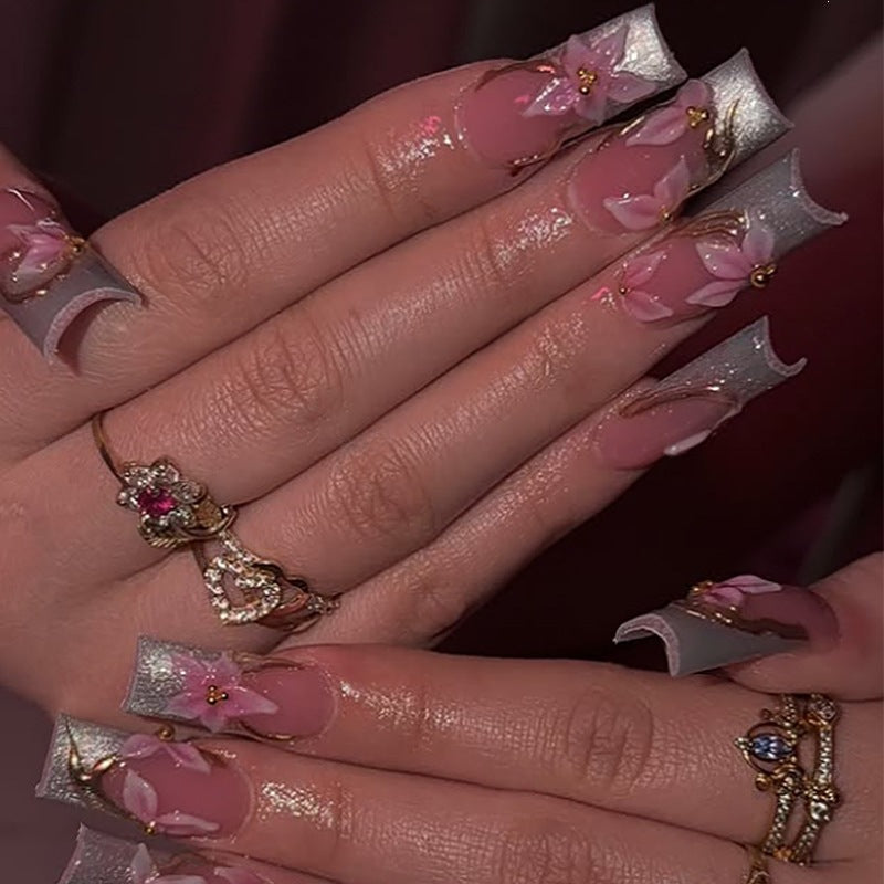 Elegantes Kunstnagelset mit floralen und Glitzerelementen Karnz