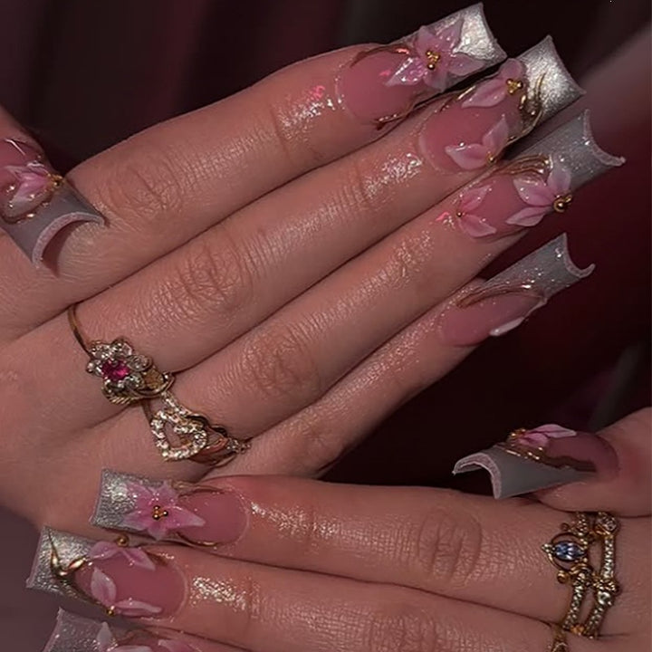Elegantes Kunstnagelset mit floralen und Glitzerelementen Karnz