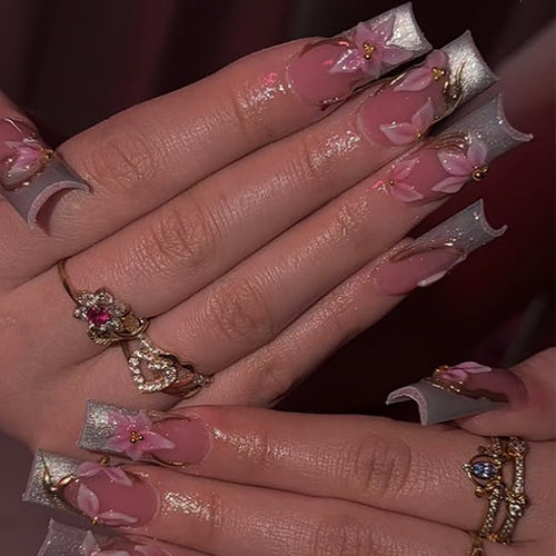 Elegantes Kunstnagelset mit floralen und Glitzerelementen Karnz