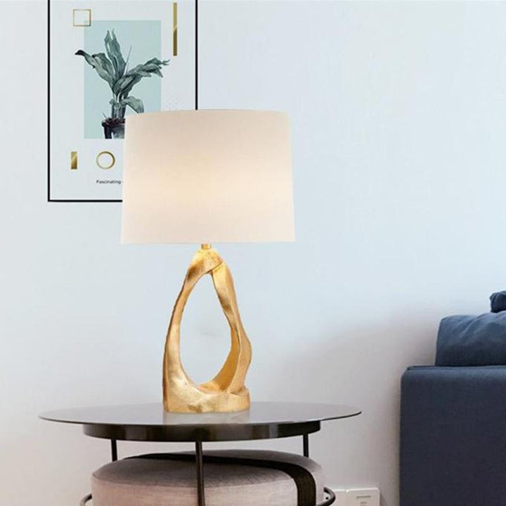 Skulpturale Tischlampe mit elegantem goldenen Fuß