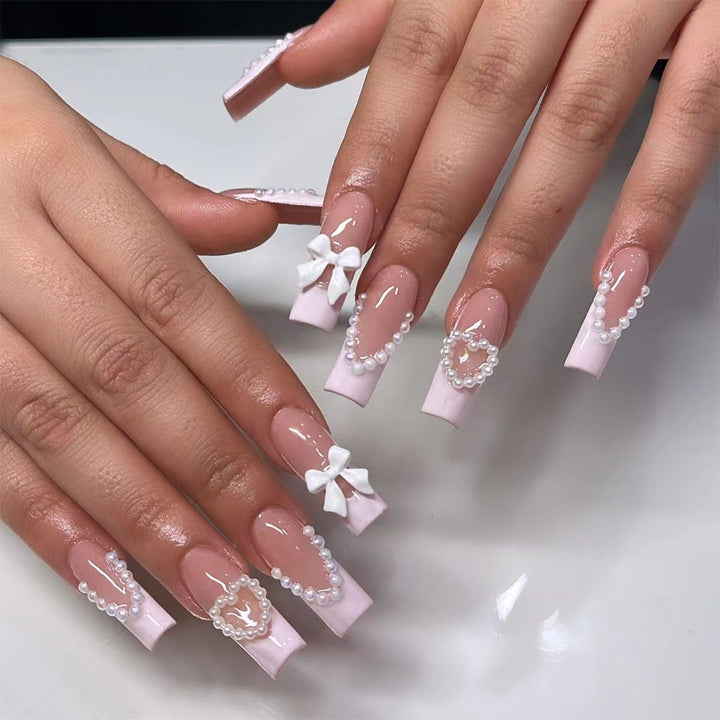 Kunstnagelset mit Eleganten Verzierungen Karnz