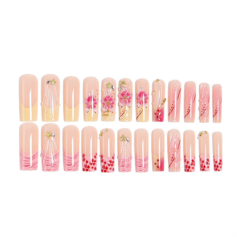 Kunstvolle Nagelspitzen mit botanischem Design Karnz
