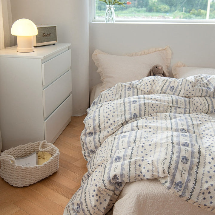 Baumwoll‑Musselin‑Bettwäschegarnitur mit zartem Mini‑Blütenprint und Rüschenkissen