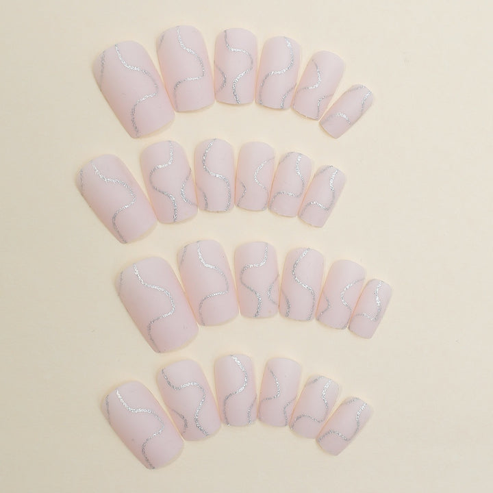 Künstliches Nagelset mit eleganten Linien und Glitzerakzenten Karnz
