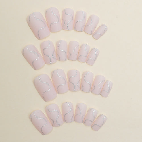 Künstliches Nagelset mit eleganten Linien und Glitzerakzenten Karnz