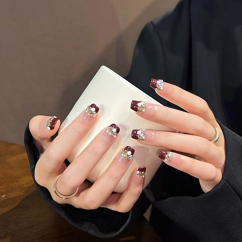 Kreatives Kunstnagelset mit Glitzer- und eleganten Muster Akzenten Karnz