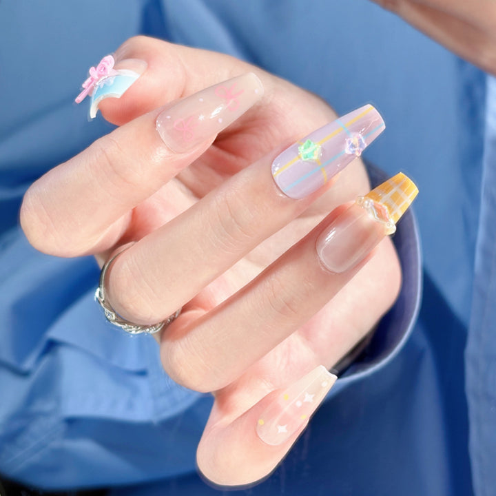 Künstlerisches Press-On Nagelset mit verspielten Designs Karnz