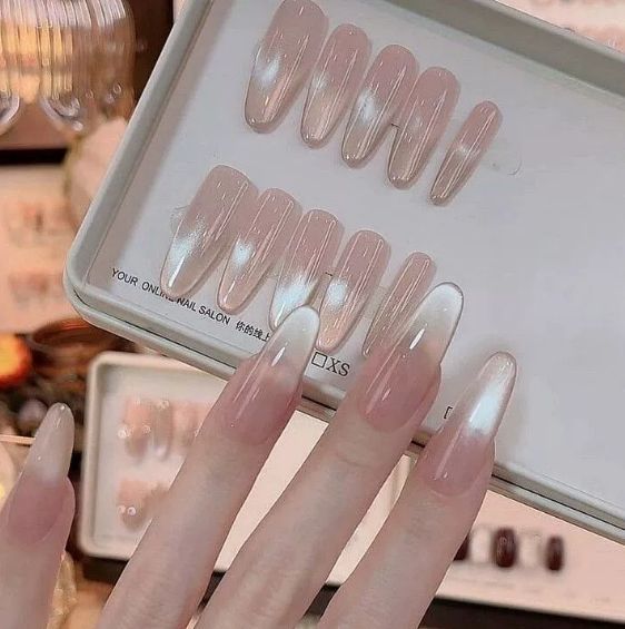 Kunstnägel mit Elegantem Ombre-Effekt und Glitzer Karnz