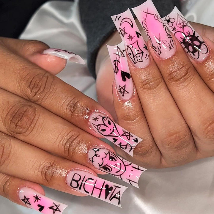 Kunstnagelset mit verspieltem Cartoon-Motiv und schimmernden Akzenten Karnz