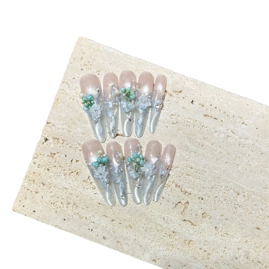 Elegant gestaltetes Blumen Press-On Nagelset