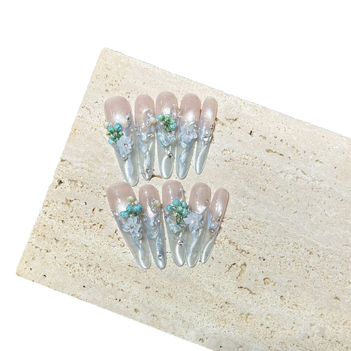 Elegant gestaltetes Blumen Press-On Nagelset