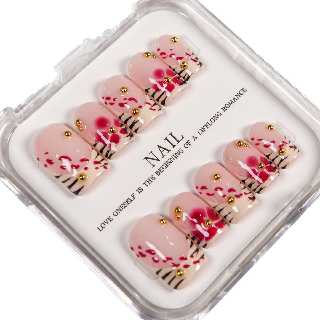 Dekoratives Press-On-Nagelset mit floralen und Schmuckakzenten  1791255047