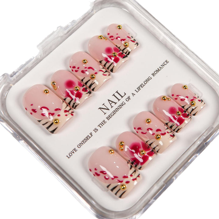 Dekoratives Press-On-Nagelset mit floralen und Schmuckakzenten  1791255047