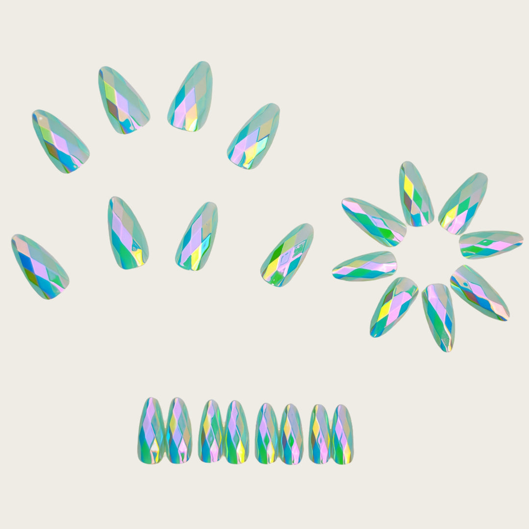 Kunstnägel mit Facettiertem Glitzerdesign Karnz