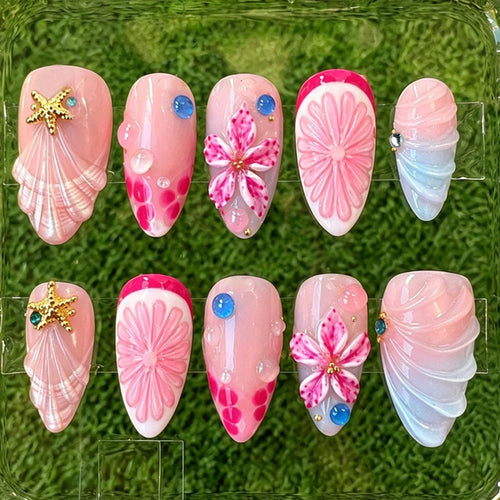 Kunstnagelset mit maritimen Motiven und luxuriösen Glitzerakzenten Karnz
