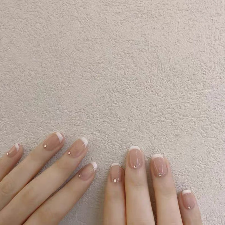 Kunstnägel mit elegantem French Tip und Strassakzenten Karnz