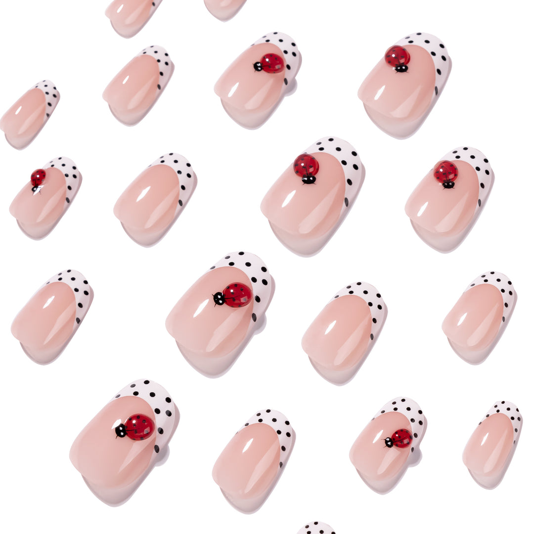 Kreative Nagelkunst mit Marienkäfer-Design Karnz