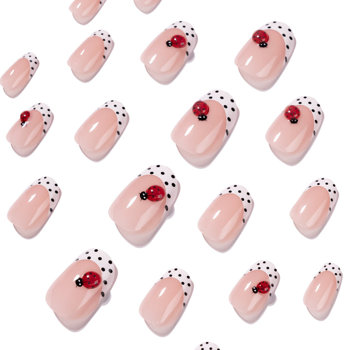 Kreative Nagelkunst mit Marienkäfer-Design Karnz