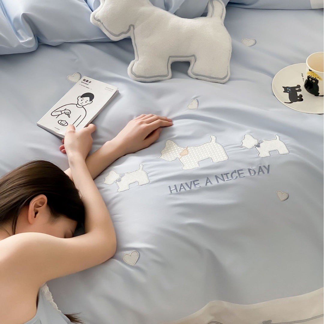 Baumwollsatin-Bettbezuggarnitur mit bestickten Hunde-Motiven und Wendefunktion