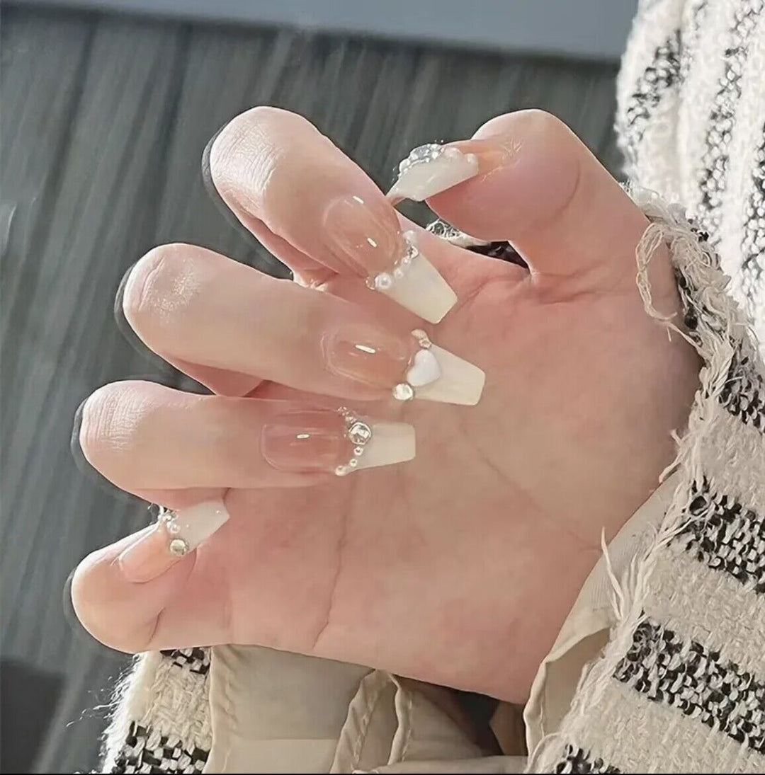 Elegantes Press-On-Nagelkunst-Set mit Perlen- und Herzakzenten Karnz